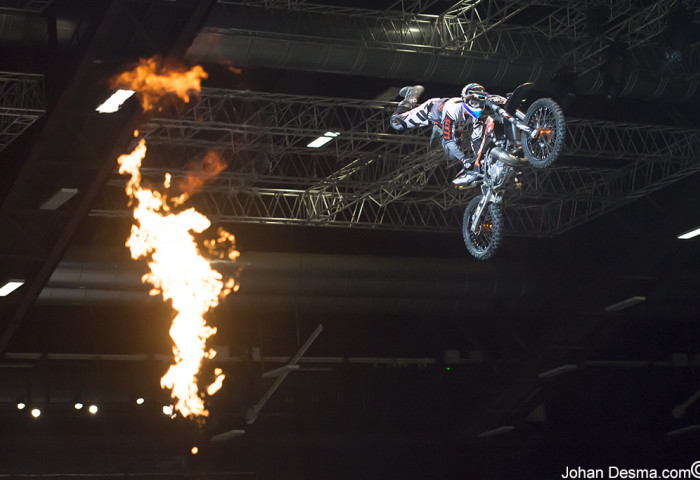 Un show freestyle motocross arrive au Fise